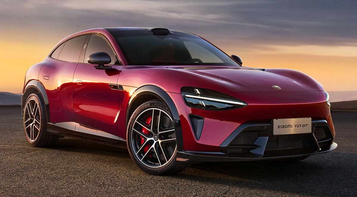 Vista frontal en tres cuartos del nuevo SUV eléctrico deportivo Xiaomi YU7 GT, destacando su agresiva carrocería en color rojo carmesí brillante bajo la luz del atardecer.