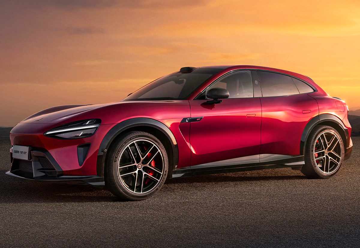 Diseño exterior lateral y frontal del Xiaomi YU7 GT rojo carmesí, exhibiendo sus rines aerodinámicos de 21 pulgadas, pinzas de freno rojas y el faldón inferior oscuro.