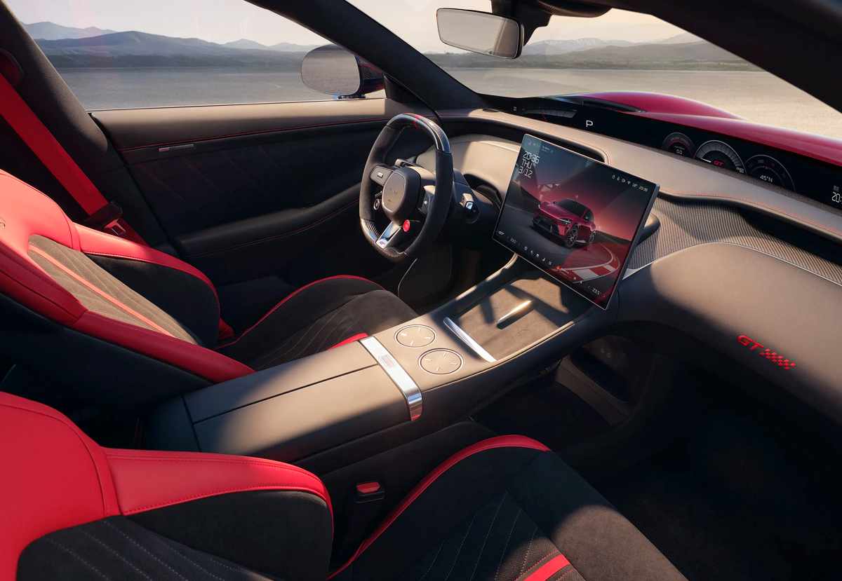 Moderno interior del Xiaomi YU7 GT, resaltando su gran pantalla táctil central flotante, el cuadro de instrumentos digital deportivo y la consola central limpia.