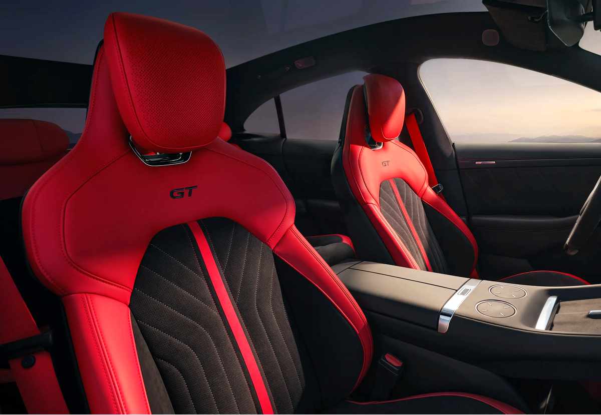 Moderno interior del Xiaomi YU7 GT, resaltando su gran pantalla táctil central flotante, el cuadro de instrumentos digital deportivo y la consola central limpia.