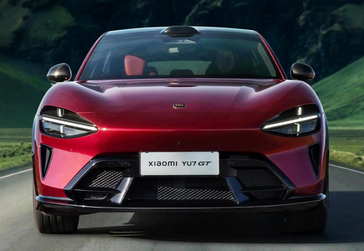 Vista frontal directa del Xiaomi YU7 GT en pleno movimiento, luciendo sus faros LED afilados y las amplias tomas de aire del nuevo parachoques diseñado para altas velocidades.