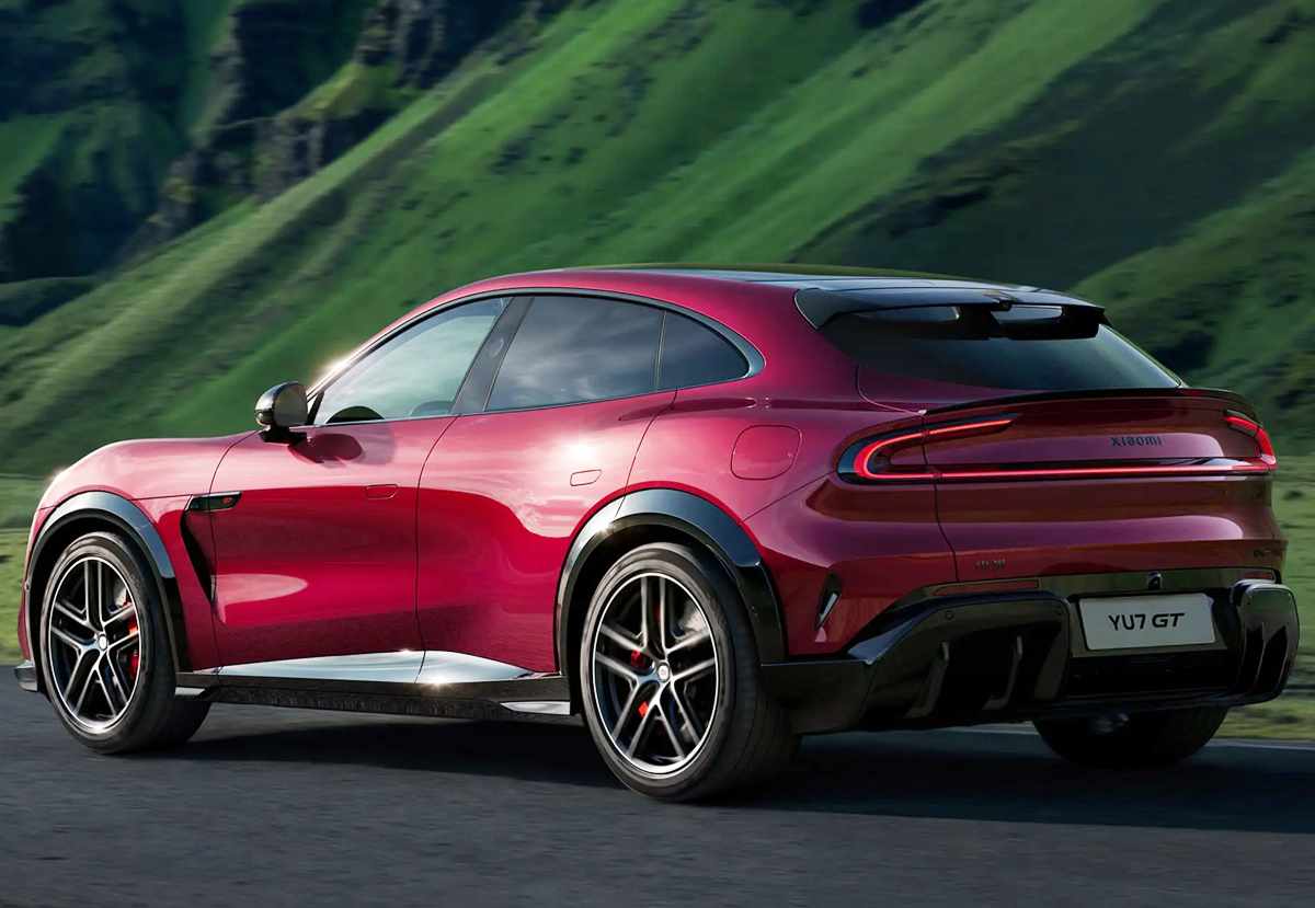 Plano posterior en tres cuartos del SUV eléctrico Xiaomi YU7 GT rodando velozmente por carretera, detallando la fluida caída del techo estilo coupé y su silueta aerodinámica.