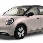 Vista frontal en tres cuartos del nuevo carro eléctrico Wuling Binguo Pro en color beige, posible base técnica para el futuro Chevrolet Celta EV, destacando su diseño retro y faros ovalados.