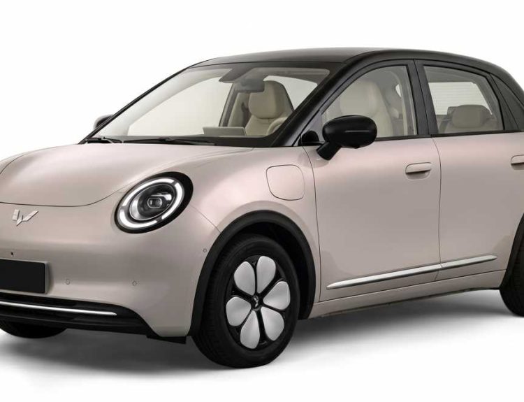 Vista frontal en tres cuartos del nuevo carro eléctrico Wuling Binguo Pro en color beige, posible base técnica para el futuro Chevrolet Celta EV, destacando su diseño retro y faros ovalados.