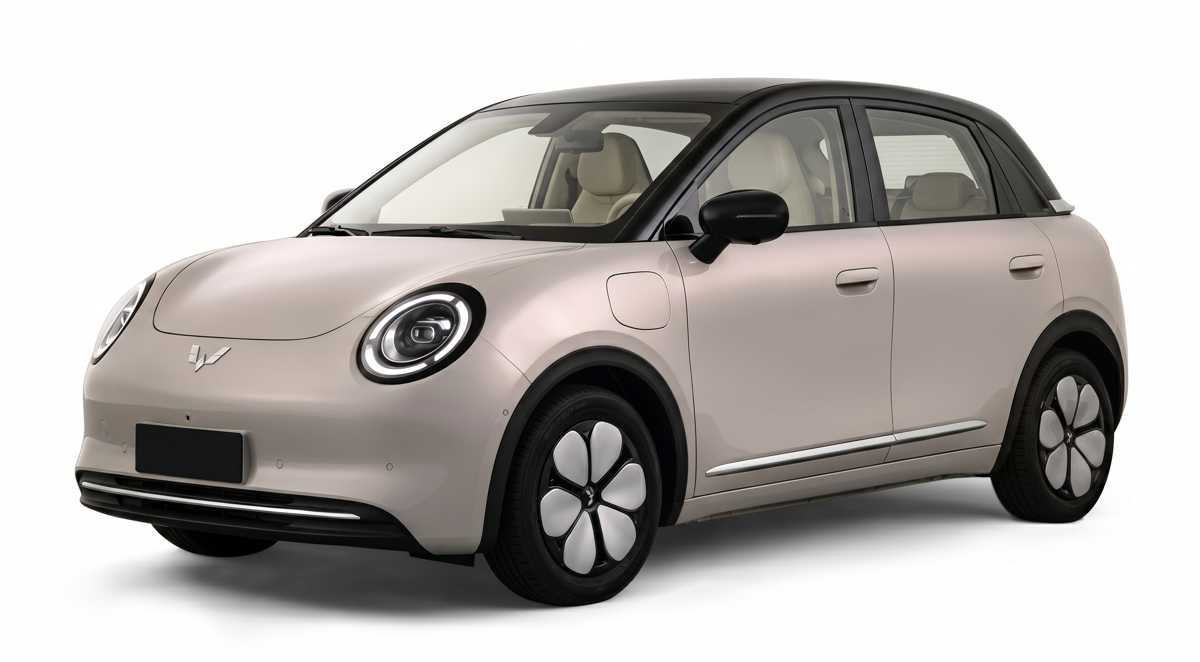 Vista frontal en tres cuartos del nuevo carro eléctrico Wuling Binguo Pro en color beige, posible base técnica para el futuro Chevrolet Celta EV, destacando su diseño retro y faros ovalados.