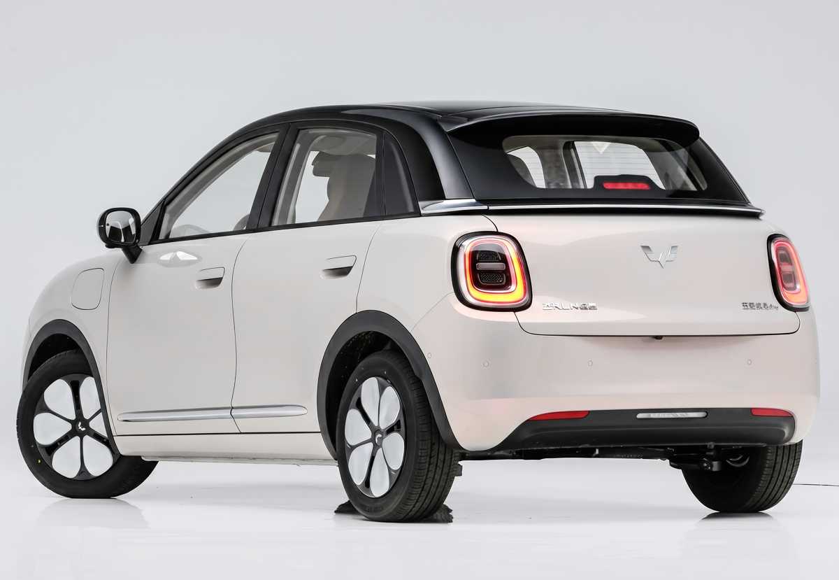 Perspectiva posterior del compacto eléctrico Wuling Binguo Pro, exhibiendo un discreto alerón superior y luces traseras de formato rectangular que enmarcan su silueta juvenil.