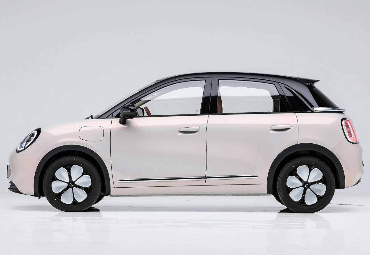 Perfil lateral puro del hatchback eléctrico Wuling Binguo Pro, donde se aprecia claramente su carrocería bitono, manijas de puertas semiocultas y una silueta aerodinámica compacta.