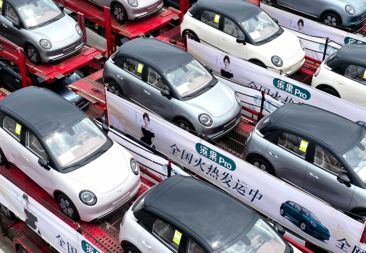 Vista aérea de múltiples unidades del Wuling Binguo Pro a bordo de camiones de transporte en China, evidenciando la exitosa etapa de reservas tempranas del modelo eléctrico.
