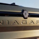 Primer adelanto oficial de la nueva pick-up Renault Niágara, mostrando un primer plano de la compuerta trasera en tono verde oliva con el logotipo del rombo y el nombre del modelo estampado en letras metalizadas.
