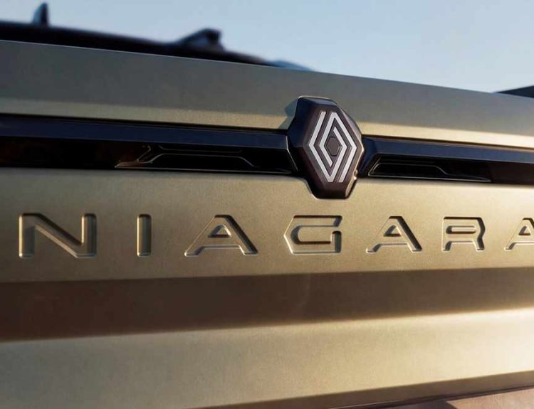 Primer adelanto oficial de la nueva pick-up Renault Niágara, mostrando un primer plano de la compuerta trasera en tono verde oliva con el logotipo del rombo y el nombre del modelo estampado en letras metalizadas.
