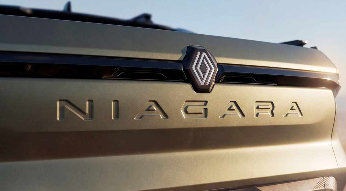 Primer adelanto oficial de la nueva pick-up Renault Niágara, mostrando un primer plano de la compuerta trasera en tono verde oliva con el logotipo del rombo y el nombre del modelo estampado en letras metalizadas.