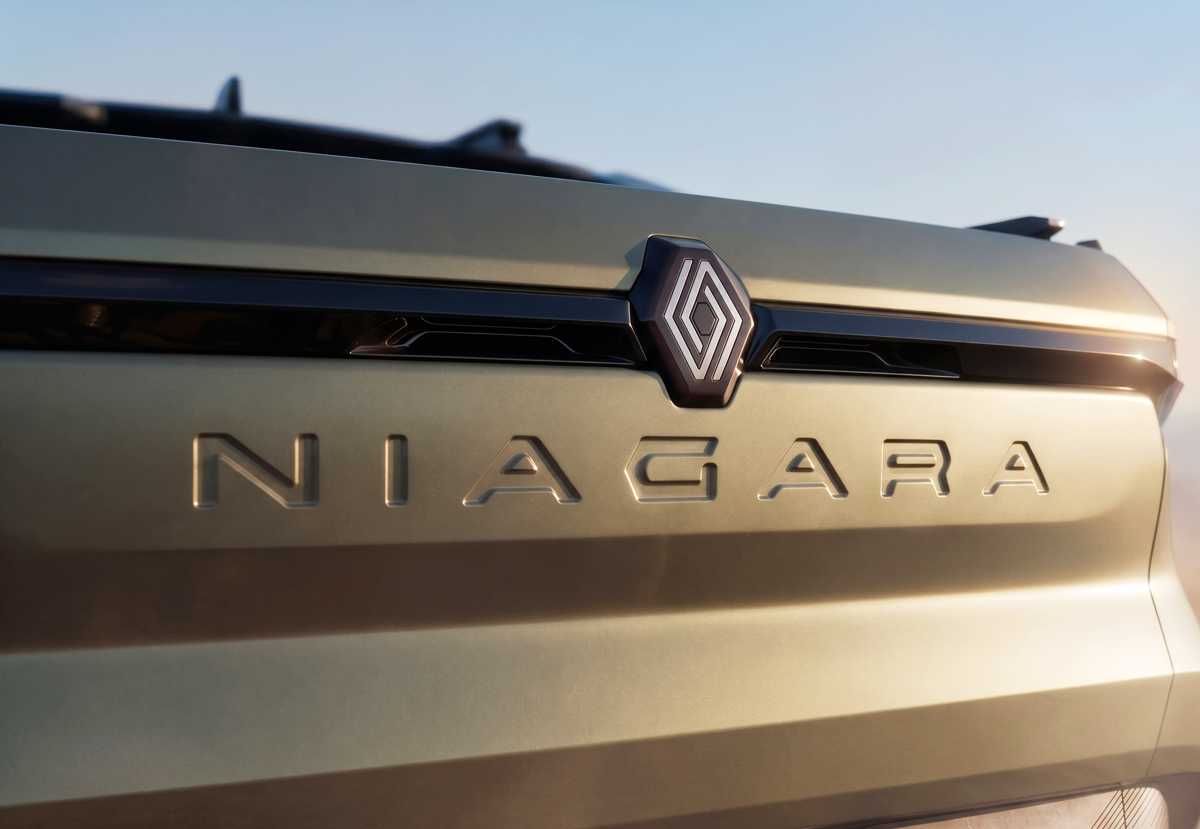 Primer adelanto oficial de la nueva pick-up Renault Niágara, mostrando un primer plano de la compuerta trasera en tono verde oliva con el logotipo del rombo y el nombre del modelo estampado en letras metalizadas.
