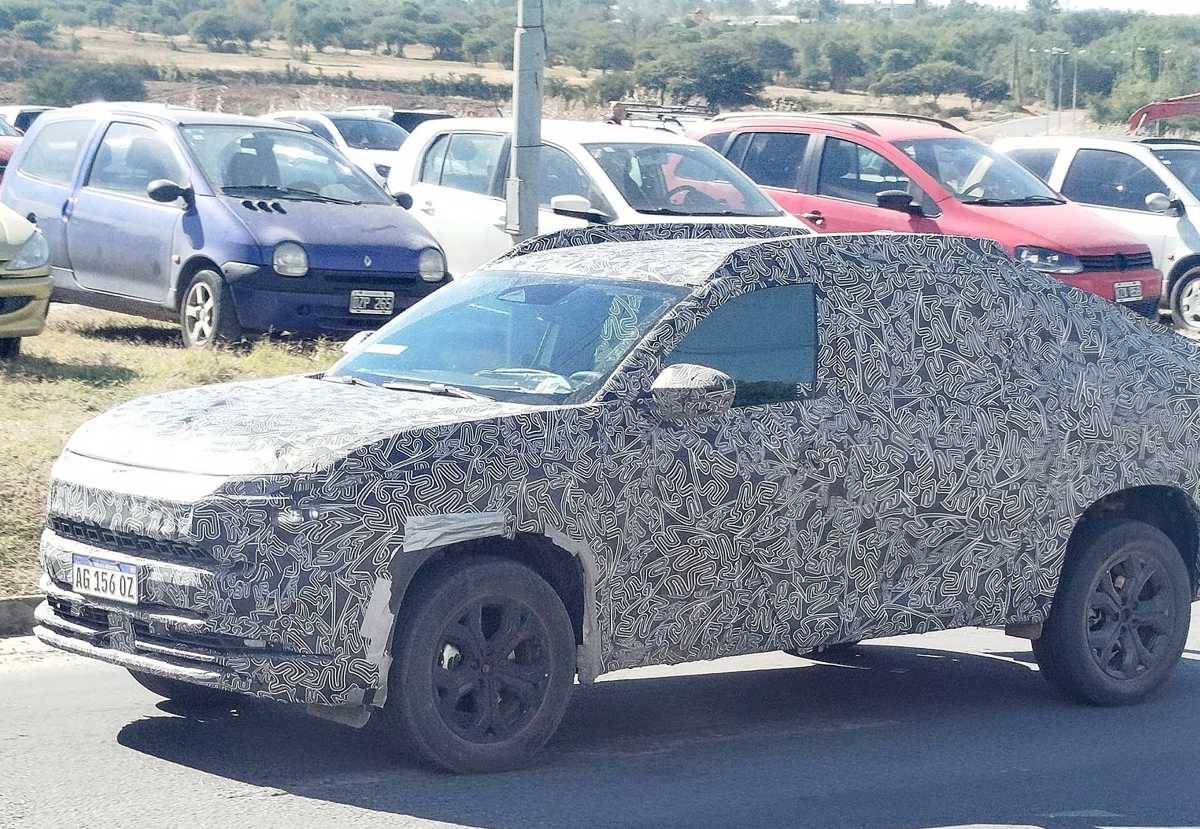 Foto espía de la nueva pick-up Renault Niágara circulando por carretera con camuflaje completo de patrones blancos y negros durante sus pruebas de ruta, revelando su silueta compacta de cabina doble.