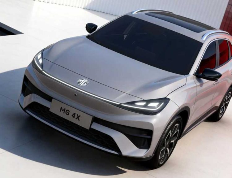Vista aérea en tres cuartos del nuevo SUV eléctrico MG 4X en color plata, destacando su capó afilado, faros triangulares unidos por una tira LED y su amplio techo panorámico.