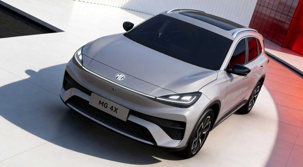 Vista aérea en tres cuartos del nuevo SUV eléctrico MG 4X en color plata, destacando su capó afilado, faros triangulares unidos por una tira LED y su amplio techo panorámico.