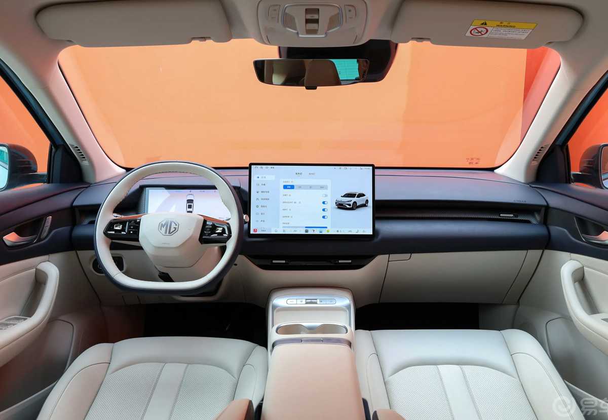 Diseño interior minimalista y tecnológico del MG 4X, resaltando su volante multifunción de dos radios, la tapicería en tonos claros y una enorme pantalla táctil central flotante.