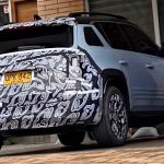 Foto espía de la parte trasera del nuevo Renault 4 E-Tech eléctrico con camuflaje de pruebas, rodando por Medellín con placa de Envigado, anticipando su lanzamiento en Colombia.
