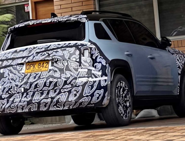 Foto espía de la parte trasera del nuevo Renault 4 E-Tech eléctrico con camuflaje de pruebas, rodando por Medellín con placa de Envigado, anticipando su lanzamiento en Colombia.