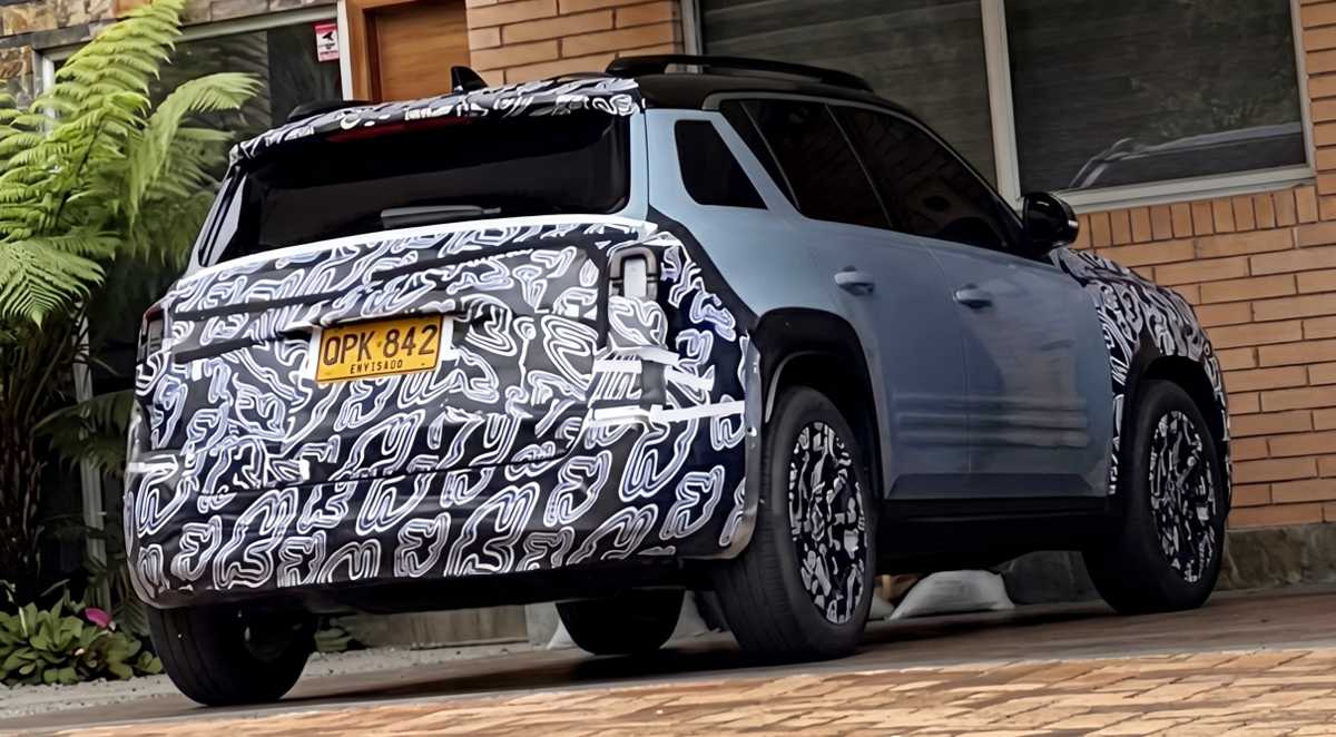 Foto espía de la parte trasera del nuevo Renault 4 E-Tech eléctrico con camuflaje de pruebas, rodando por Medellín con placa de Envigado, anticipando su lanzamiento en Colombia.