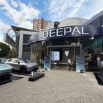 Fachada principal del nuevo concesionario Deepal Vardí ubicado en la Avenida Las Vegas de Envigado, con los modelos híbridos S07 y S05 exhibidos en la entrada durante su inauguración.