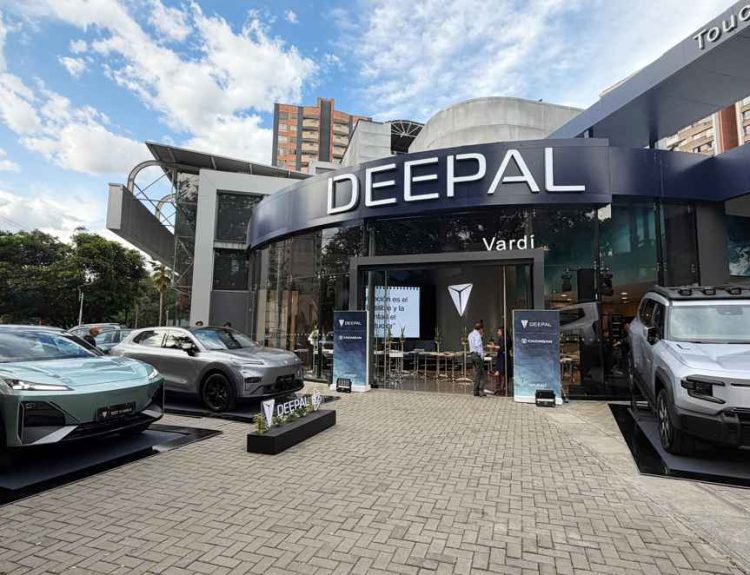 Fachada principal del nuevo concesionario Deepal Vardí ubicado en la Avenida Las Vegas de Envigado, con los modelos híbridos S07 y S05 exhibidos en la entrada durante su inauguración.