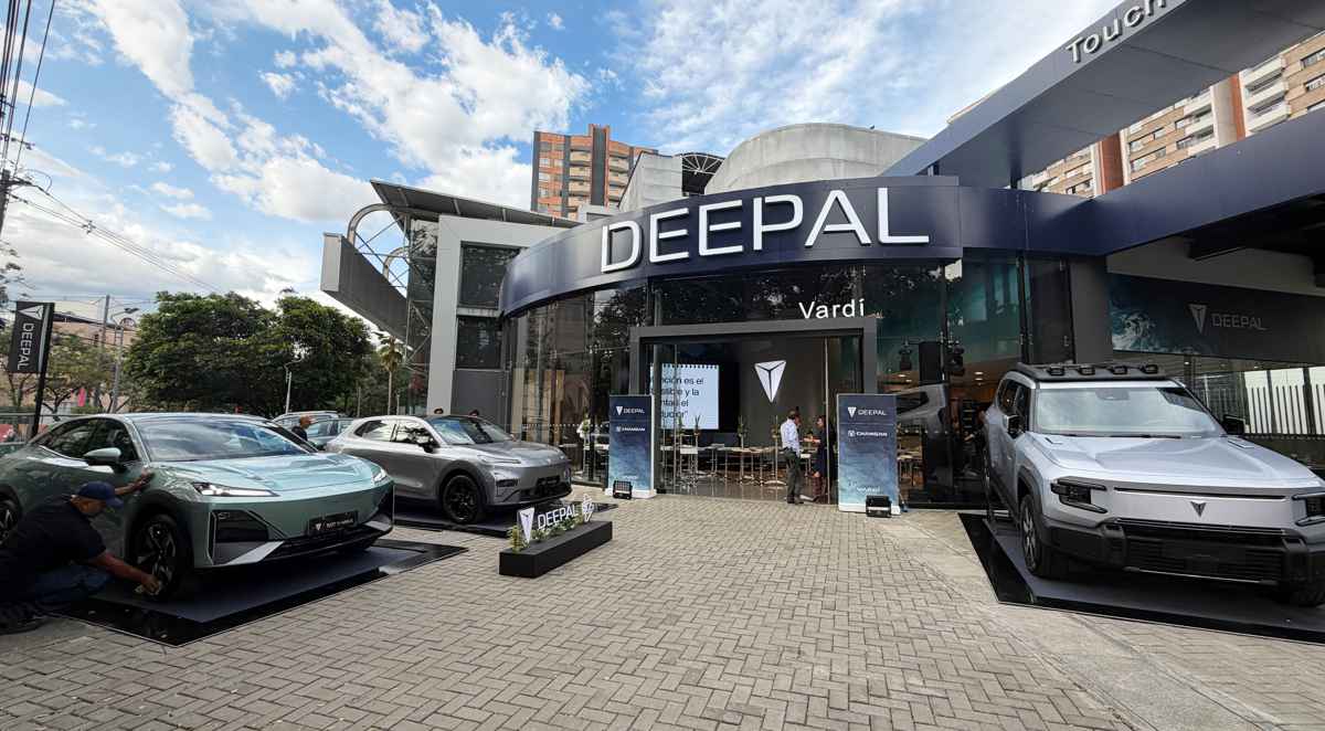 Fachada principal del nuevo concesionario Deepal Vardí ubicado en la Avenida Las Vegas de Envigado, con los modelos híbridos S07 y S05 exhibidos en la entrada durante su inauguración.