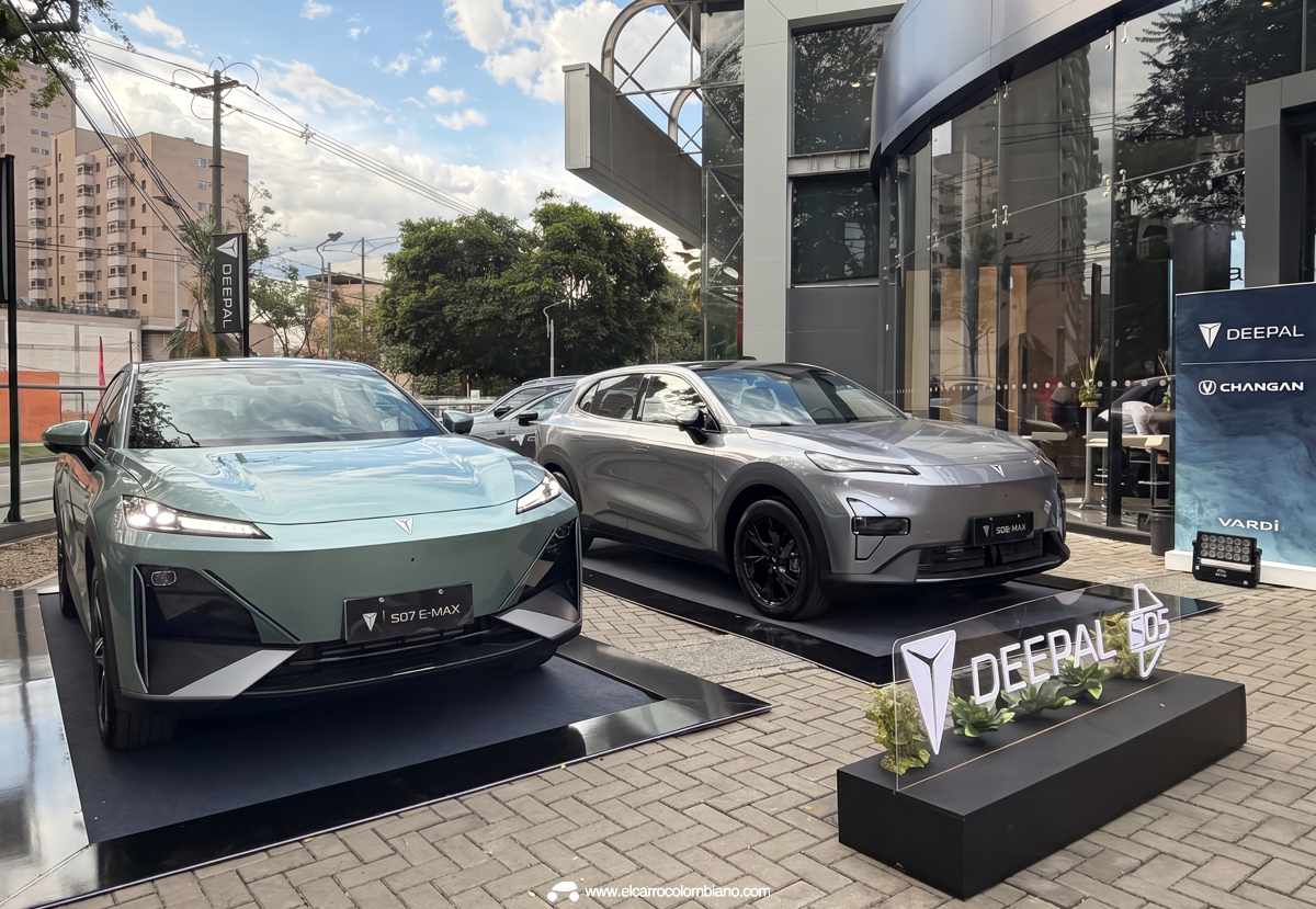 Modelos híbridos enchufables Deepal S07 y S05 exhibidos en la zona exterior del nuevo concesionario en Envigado, destacando sus diseños aerodinámicos y vanguardistas.