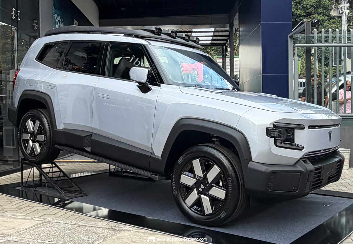 Camioneta todoterreno híbrida Deepal G318 exhibida sobre una rampa metálica en el nuevo concesionario de Envigado, mostrando su diseño robusto y aventurero.