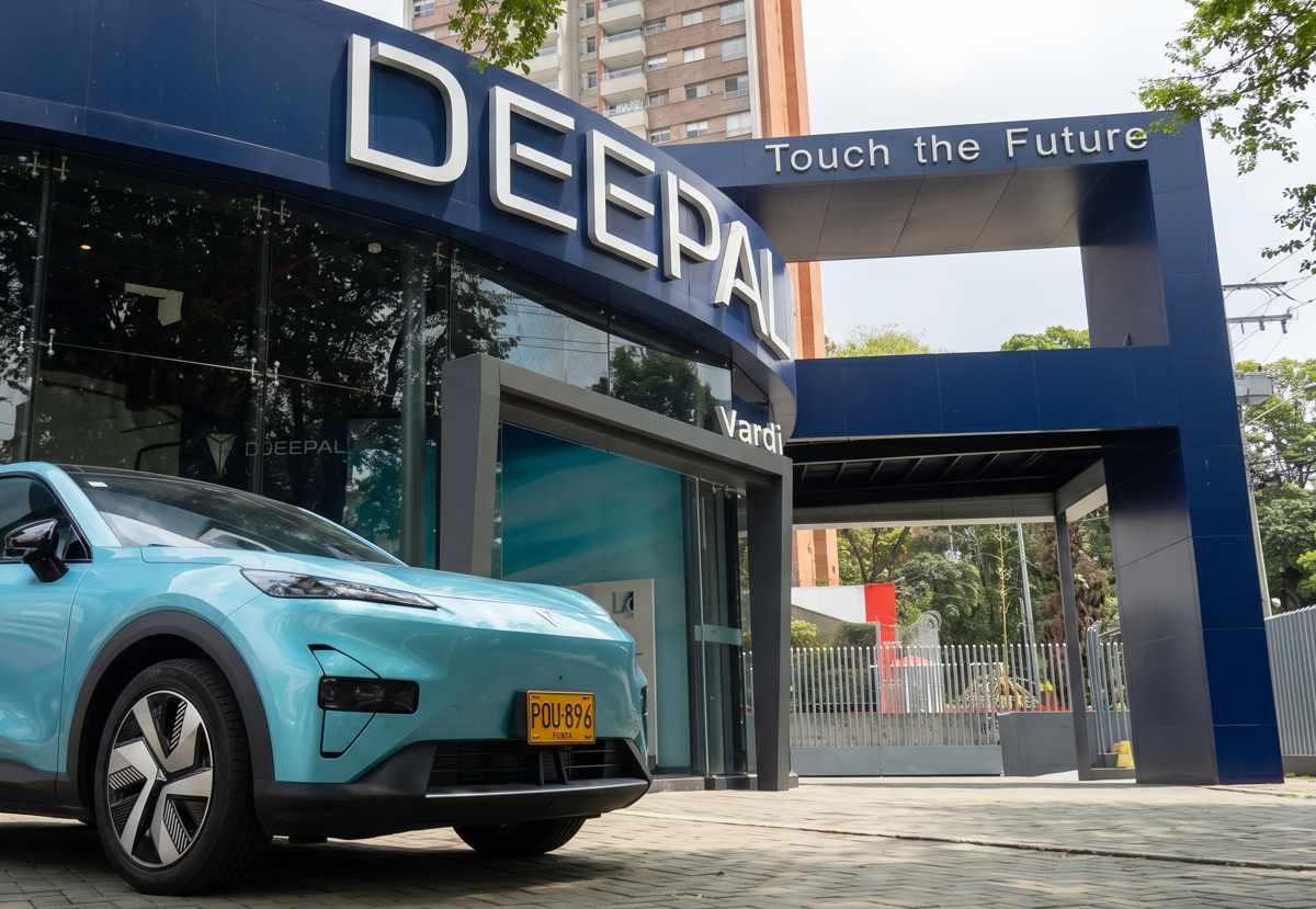 Vista frontal de la SUV Deepal S05 parqueada en la entrada del nuevo concesionario en el Área Metropolitana de Medellín, bajo la estructura arquitectónica con el lema Touch the Future.