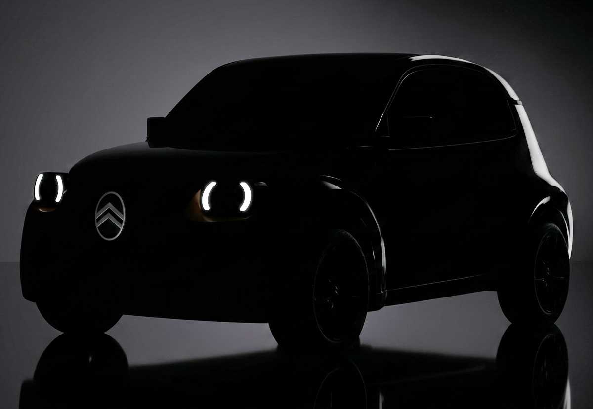 Primera imagen oficial en penumbra del nuevo carro eléctrico Citroën 2CV, destacando su silueta clásica de techo abombado, logotipo iluminado y faros LED circulares divididos.