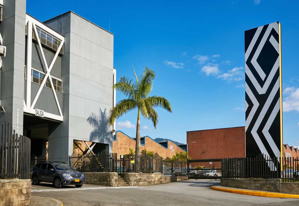 Vista exterior de la entrada principal de la planta de ensamble de Renault-Sofasa en Envigado, destacando la portería y el tótem con el nuevo emblema del rombo.