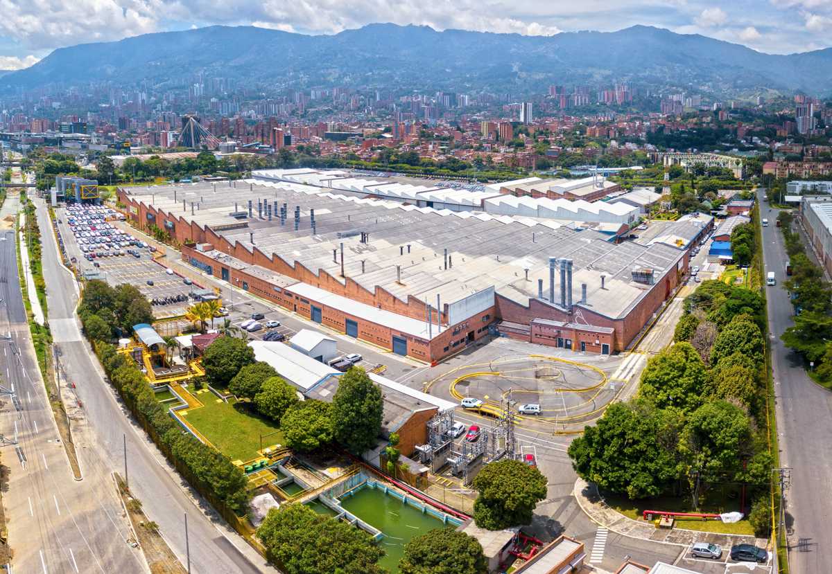 Panorámica aérea del complejo industrial de la fábrica Renault-Sofasa en Envigado, mostrando las techumbres de las naves fabriles y el entorno del Valle de Aburrá.