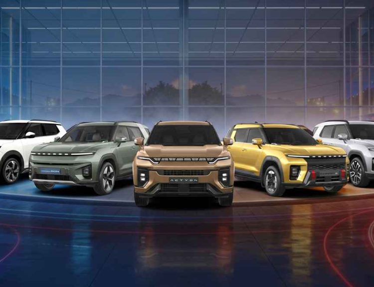 Exhibición de toda la línea de camionetas KGM iluminadas sobre una plataforma tecnológica, destacando sus modelos híbridos, eléctricos y a combustión durante el Power Fest.