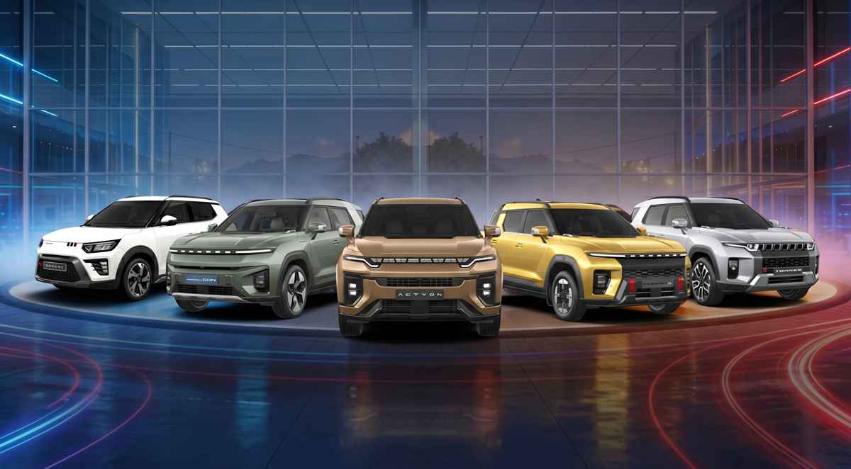 Exhibición de toda la línea de camionetas KGM iluminadas sobre una plataforma tecnológica, destacando sus modelos híbridos, eléctricos y a combustión durante el Power Fest.
