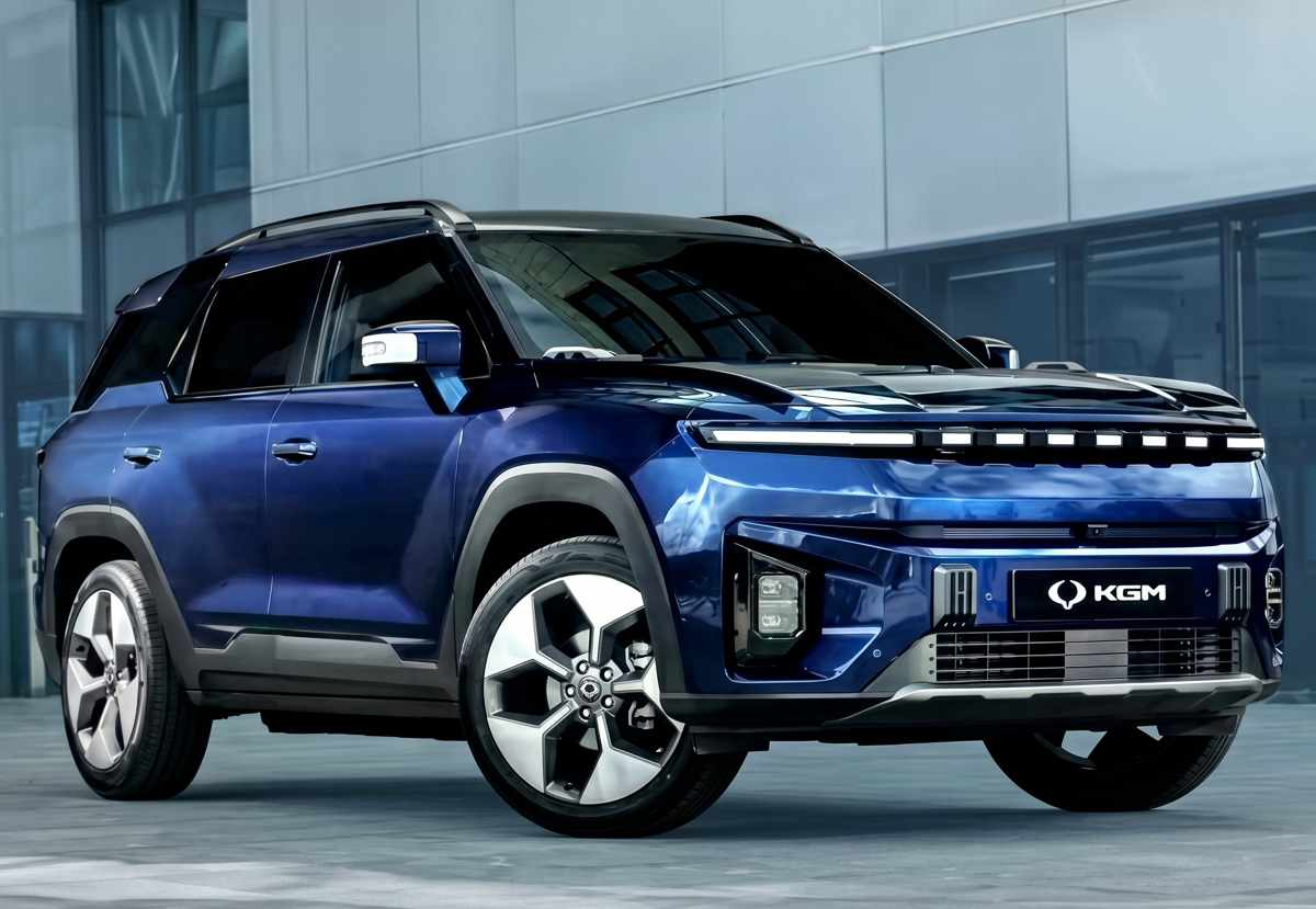 Vehículo todoterreno KGM Torres EVX eléctrico color azul oscuro, resaltando sus rines bitono, pasos de rueda marcados y el nuevo emblema corporativo de la marca en la parrilla.