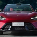 Vista frontal del nuevo SUV eléctrico deportivo Xiaomi YU7 GT color rojo carmesí circulando por una carretera, resaltando su diseño aerodinámico y faros LED.