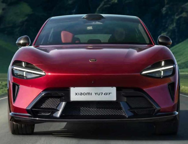 Vista frontal del nuevo SUV eléctrico deportivo Xiaomi YU7 GT color rojo carmesí circulando por una carretera, resaltando su diseño aerodinámico y faros LED.