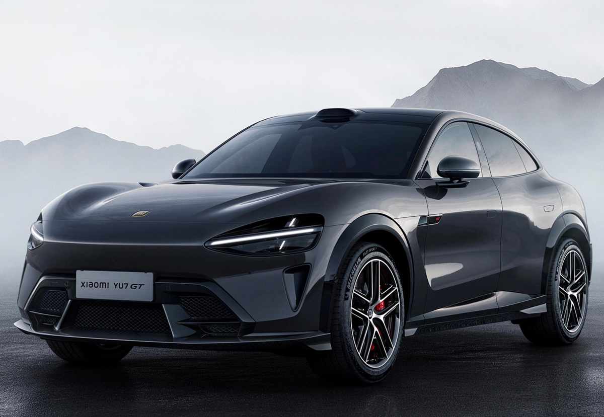 Diseño exterior del Xiaomi YU7 GT en color gris volcánico, mostrando su perfil aerodinámico, rines deportivos y musculosos pasos de rueda delanteros.