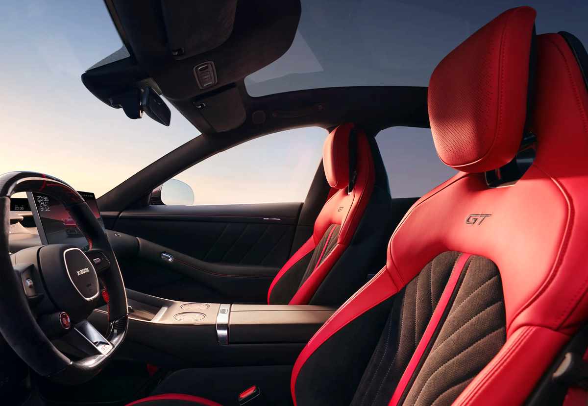 Asientos deportivos del Xiaomi YU7 GT tapizados en material Alcantara de color negro con prominentes detalles y costuras en color rojo, con el emblema GT en el apoyacabezas.