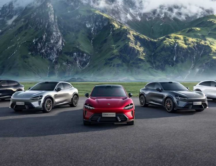 Exhibición de la gama completa de colores del Xiaomi YU7 GT con cinco vehículos aparcados frente a un paisaje montañoso, liderados por la versión en rojo carmesí.