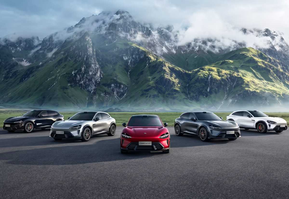 Exhibición de la gama completa de colores del Xiaomi YU7 GT con cinco vehículos aparcados frente a un paisaje montañoso, liderados por la versión en rojo carmesí.