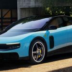 Vista frontal y lateral del Ferrari Luce azul, el primer sedán eléctrico de la marca italiana, estacionado en exteriores.