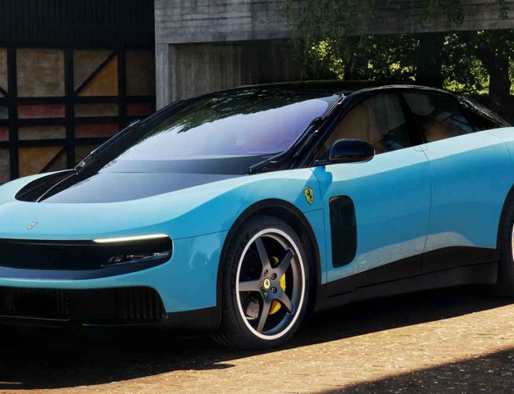 Vista frontal y lateral del Ferrari Luce azul, el primer sedán eléctrico de la marca italiana, estacionado en exteriores.