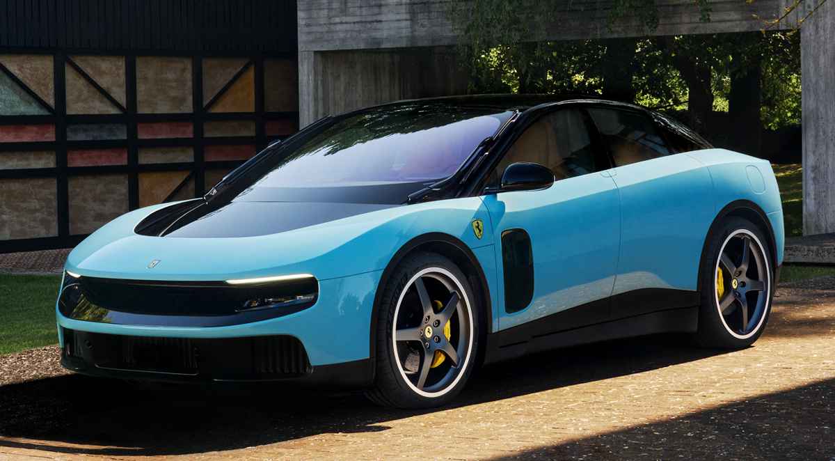 Vista frontal y lateral del Ferrari Luce azul, el primer sedán eléctrico de la marca italiana, estacionado en exteriores.