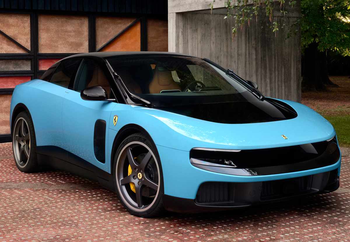 Parte frontal del Ferrari Luce eléctrico color azul claro destacando sus luces LED delgadas, capó oscuro y rines deportivos.