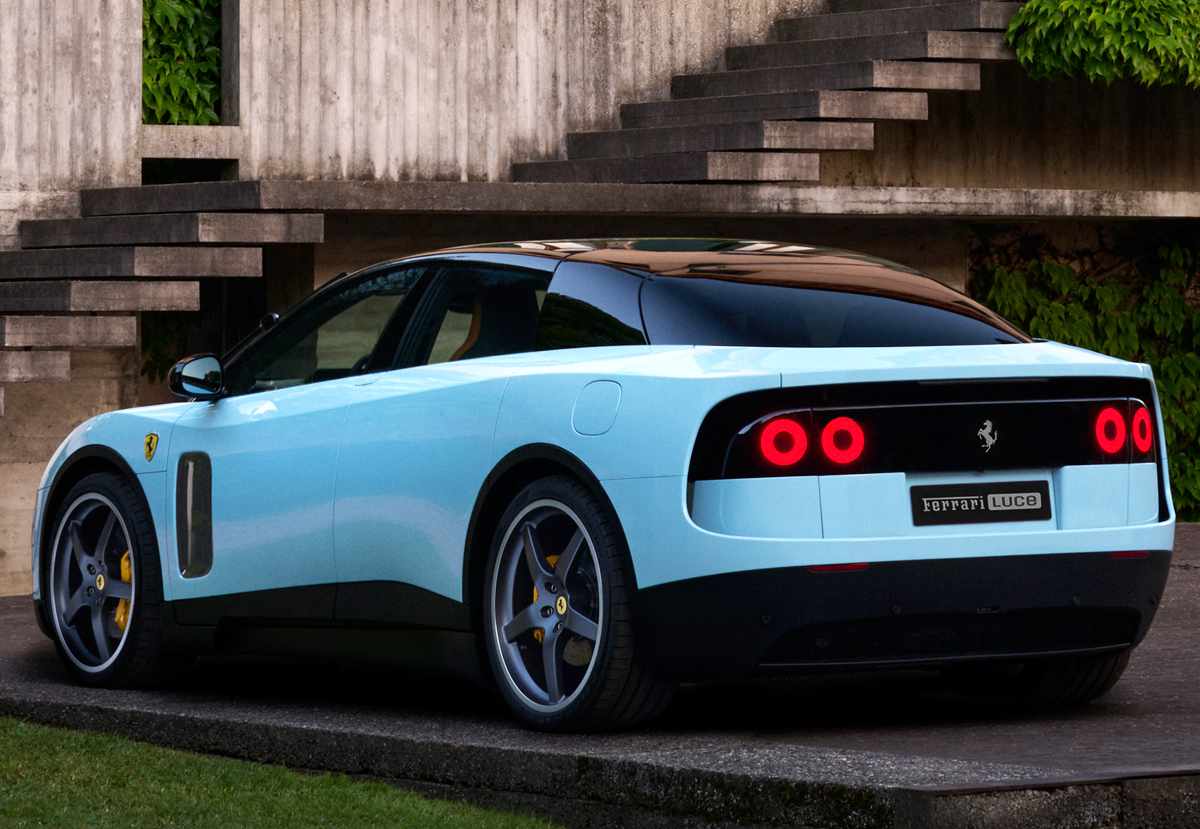 Diseño posterior del Ferrari Luce azul mostrando sus icónicas luces traseras redondas integradas en una franja negra.