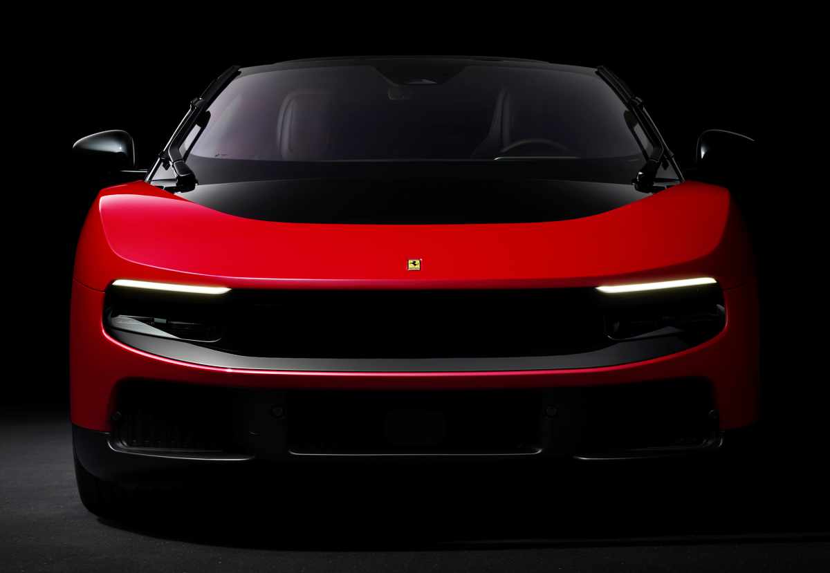 Perspectiva frontal del Ferrari Luce en color rojo resaltando la parrilla inferior aerodinámica y el logotipo del Cavallino Rampante.