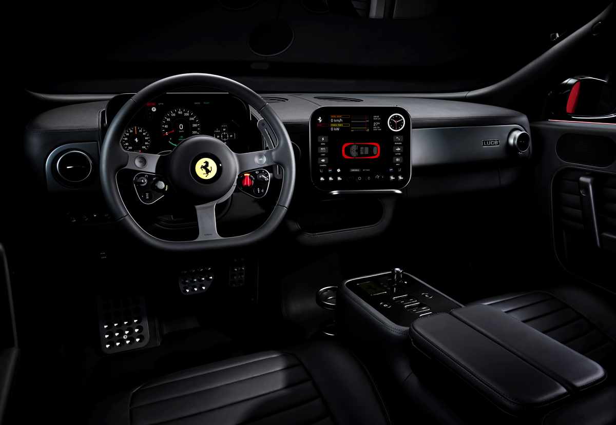 Puesto de conducción del interior del Ferrari Luce exhibiendo el volante multifunción, grandes pantallas digitales Samsung y detalles clásicos.