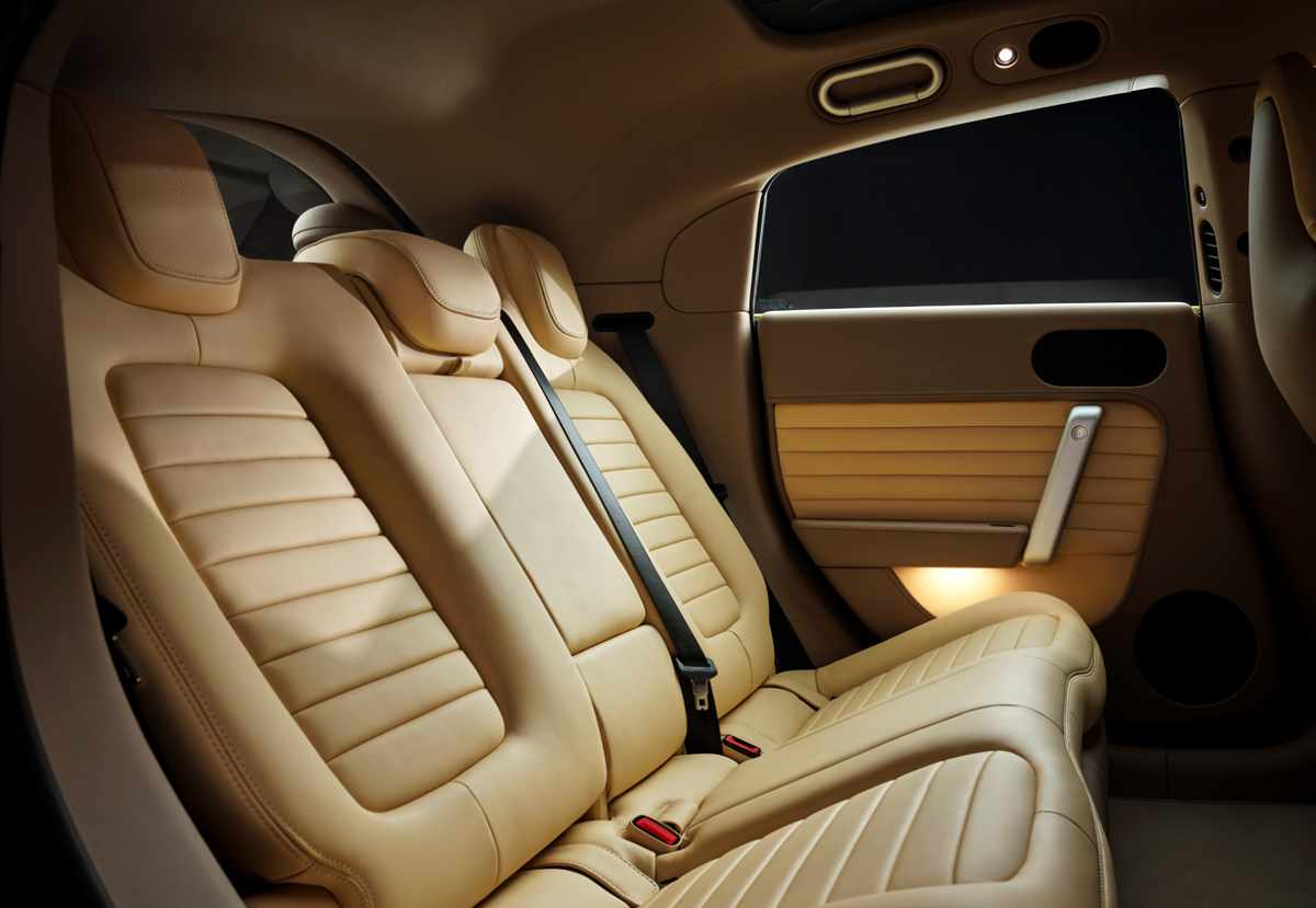 Cómodos asientos traseros del Ferrari Luce tapizados en cuero ecológico beige, mostrando el amplio espacio para pasajeros y puertas de apertura inversa.