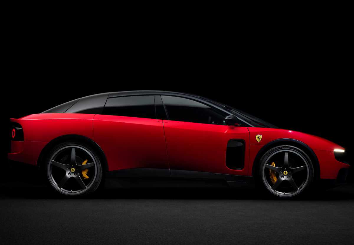 Perfil lateral del Ferrari Luce rojo sobre fondo oscuro, evidenciando su carrocería de berlina fluida y enormes rines grises.
